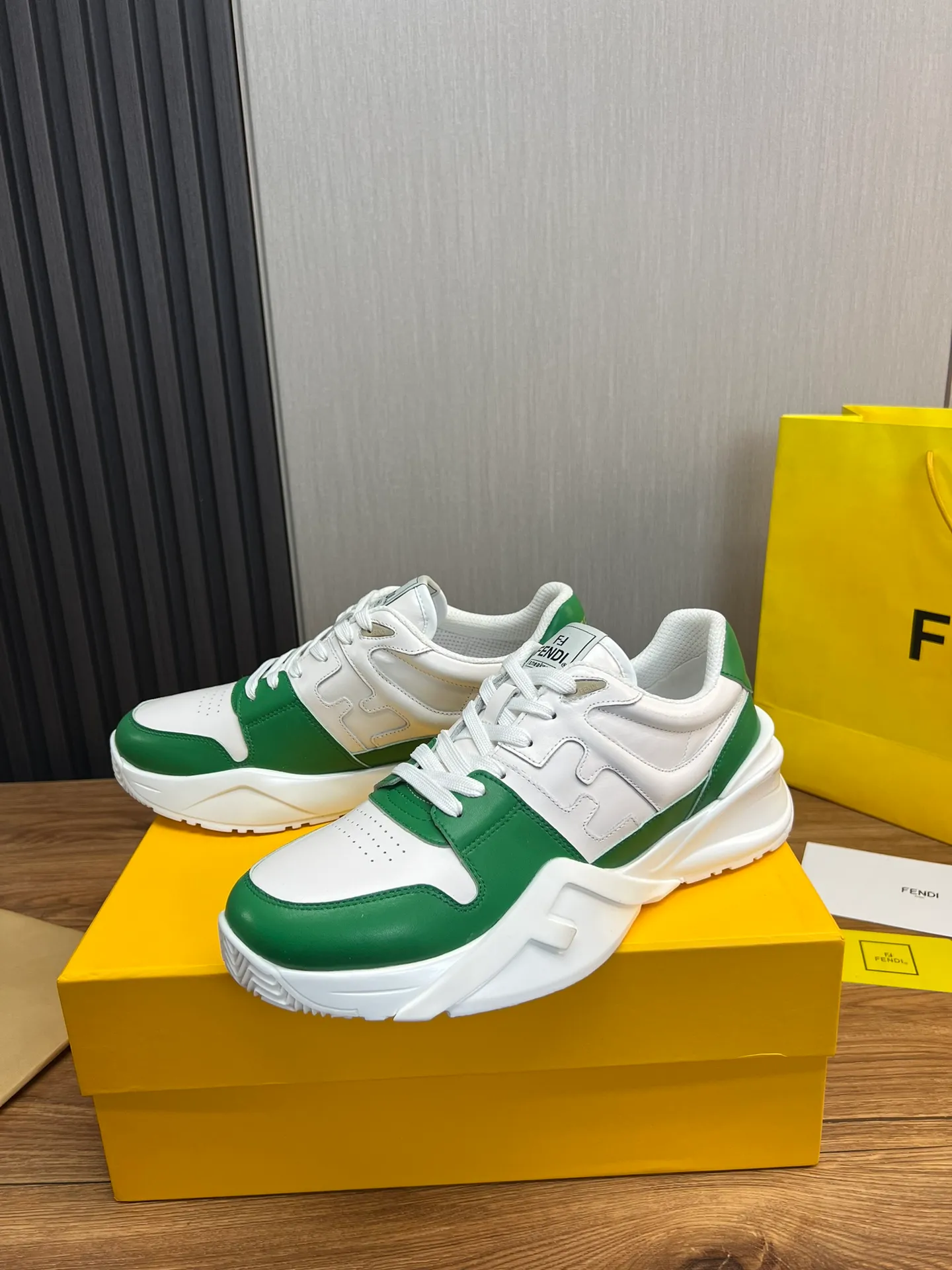 Men's shoes 💰520💰 Fendi [Fendi] hot style is on the market 🔥Fashionable casual men's shoes 🔱 Made of original cowhide + breathable mesh lining + sheepskin feet, perfect shape, top quality, you deserve it 🔜Original outsole, ultra-light, non-slip and wear-resistant 👣 Standard size 38-44 (customized in 45)